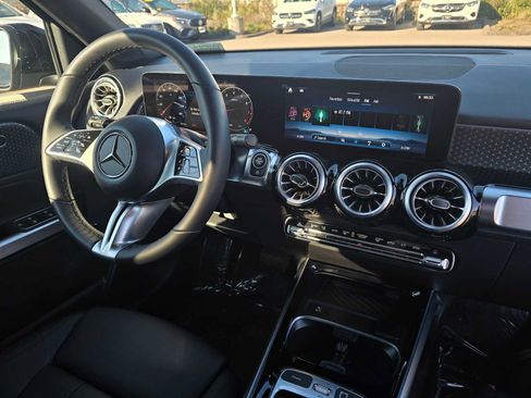 Used 2025 Mercedes-Benz GLB 250 4MATIC image 10