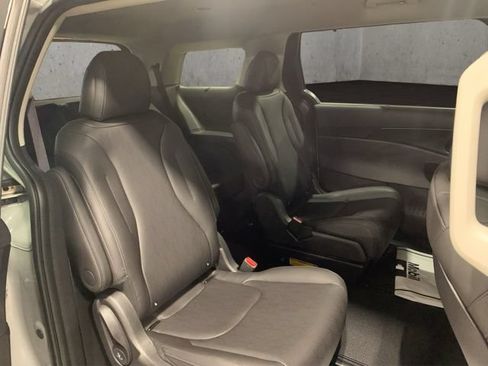 New 2027 Kia Carnival EX FWD image 4