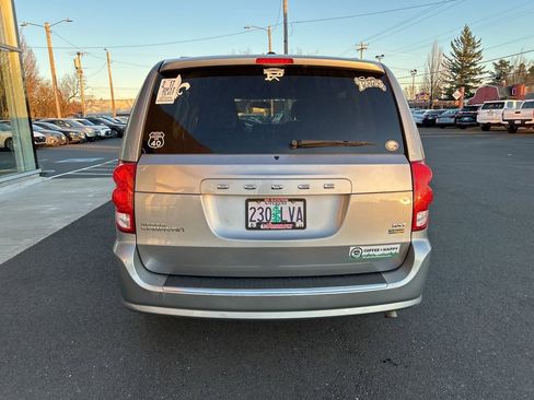 Used 2017 Dodge Grand Caravan SXT image 4