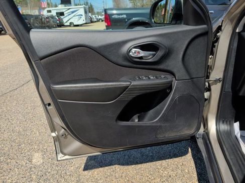 Used 2016 Jeep Cherokee Latitude w/ Cold Weather Group image 17