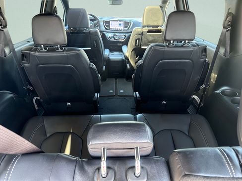 Used 2021 Chrysler Pacifica Touring-L w/ Uconnect Theater Family Group FWD image 9