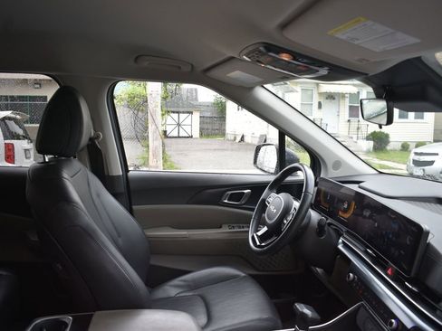 Used 2025 Kia Carnival FWD image 21