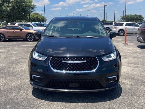 Used 2024 Chrysler Pacifica Limited FWD image 2