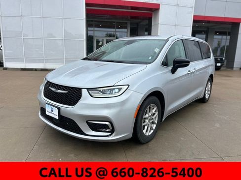 Used 2024 Chrysler Pacifica Touring-L FWD image 2