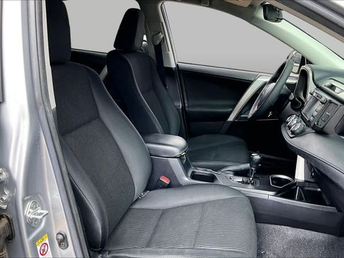 Used 2017 Toyota RAV4 LE FWD image 9
