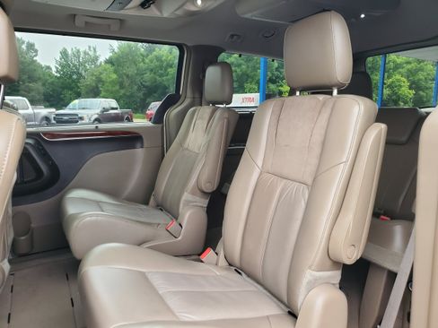 Used 2014 Chrysler Town & Country Limited w/ Luxury Group FWD image 27