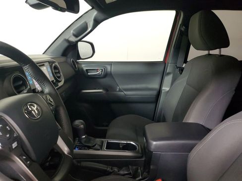 Used 2019 Toyota Tacoma TRD Off-Road w/ Technology Package AWD/4WD image 17