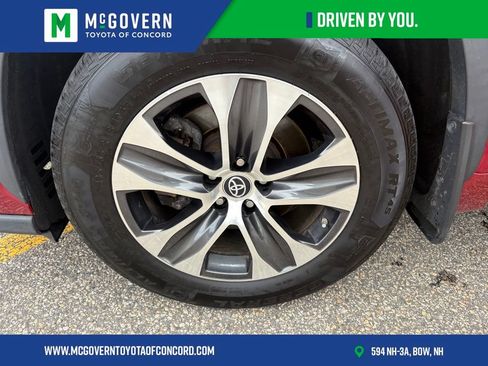 Used 2023 Toyota Highlander XLE AWD/4WD image 14