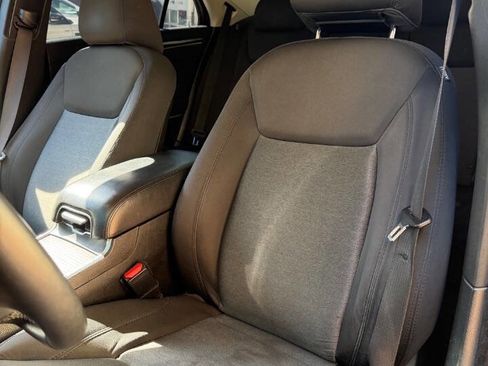 Used 2018 Chrysler 300 Touring w/ Chrome Appearance Package image 12