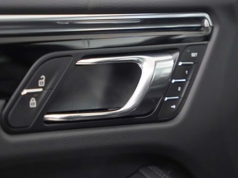 Certified 2026 Porsche Macan AWD/4WD image 22