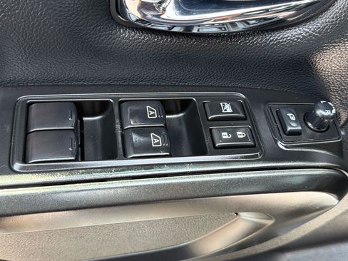 Used 2024 Nissan Titan PRO-4X w/ Pro-4x Convenience Package AWD/4WD image 23