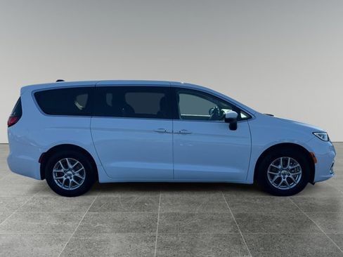 Used 2023 Chrysler Pacifica Touring-L FWD image 7