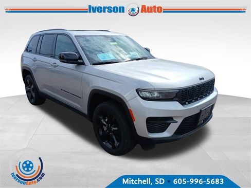 Used 2024 Jeep Grand Cherokee Altitude AWD/4WD image 4
