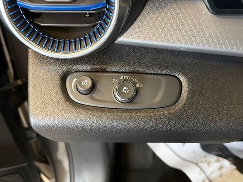 Used 2025 Chevrolet Trax LT w/ LT Convenience Package image 18