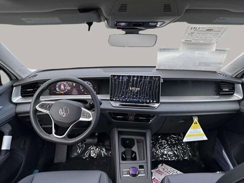 New 2025 Volkswagen Tiguan SE image 9