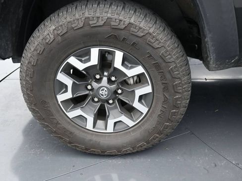 Used 2022 Toyota Tacoma TRD Off-Road w/ Technology Package AWD/4WD image 12