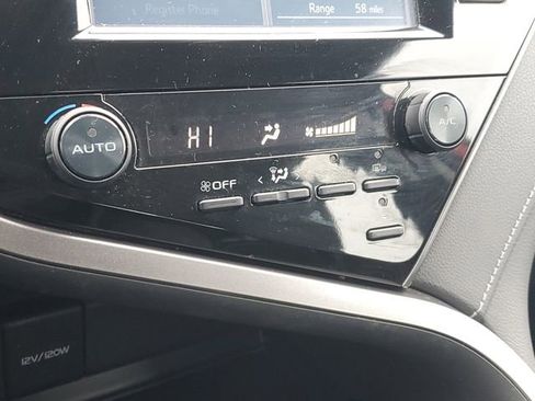 Used 2020 Toyota Camry SE image 25