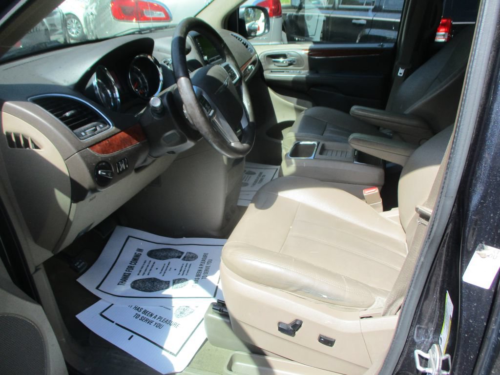 Used 2014 Chrysler Town & Country Touring FWD image 8