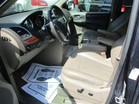Used 2014 Chrysler Town & Country Touring FWD image 8