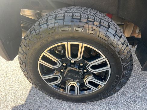 Used 2020 GMC Sierra 2500 AT4 w/ AT4 Premium Package image 16