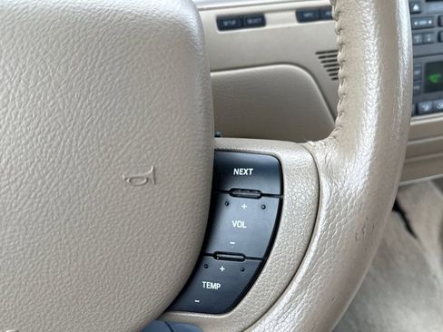 Used 2006 Lincoln Town Car Signature image 18