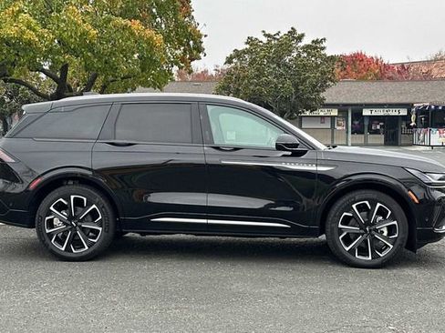 Used 2024 Lincoln Nautilus Reserve w/ Equipment Group 202A image 7