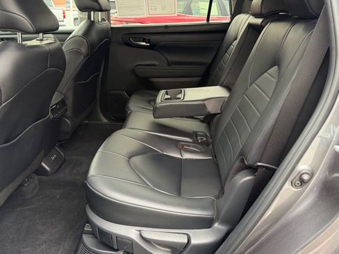 Certified 2024 Toyota Highlander XLE image 31