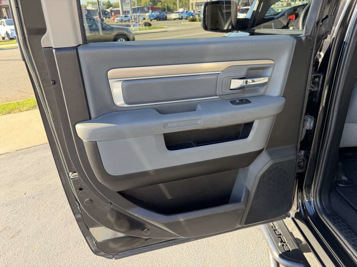 Used 2018 RAM 1500 Classic SLT AWD/4WD image 14