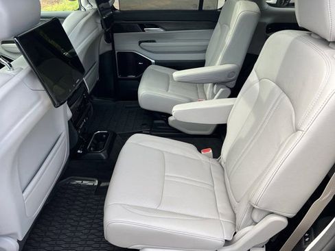 Used 2024 Jeep Wagoneer Series III w/ Premium Group I image 33