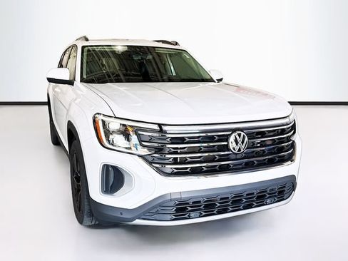 Used 2024 Volkswagen Atlas SE AWD/4WD image 3