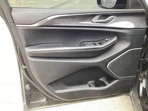 Used 2021 Jeep Grand Cherokee L Laredo image 18