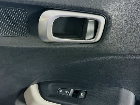 Used 2022 Hyundai Venue SEL image 28