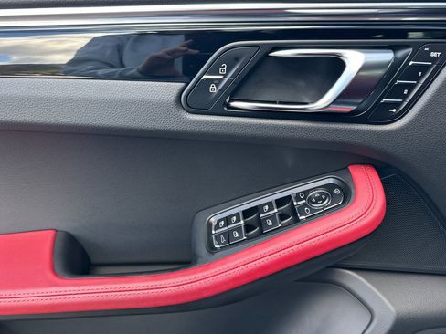 Used 2025 Porsche Macan image 12