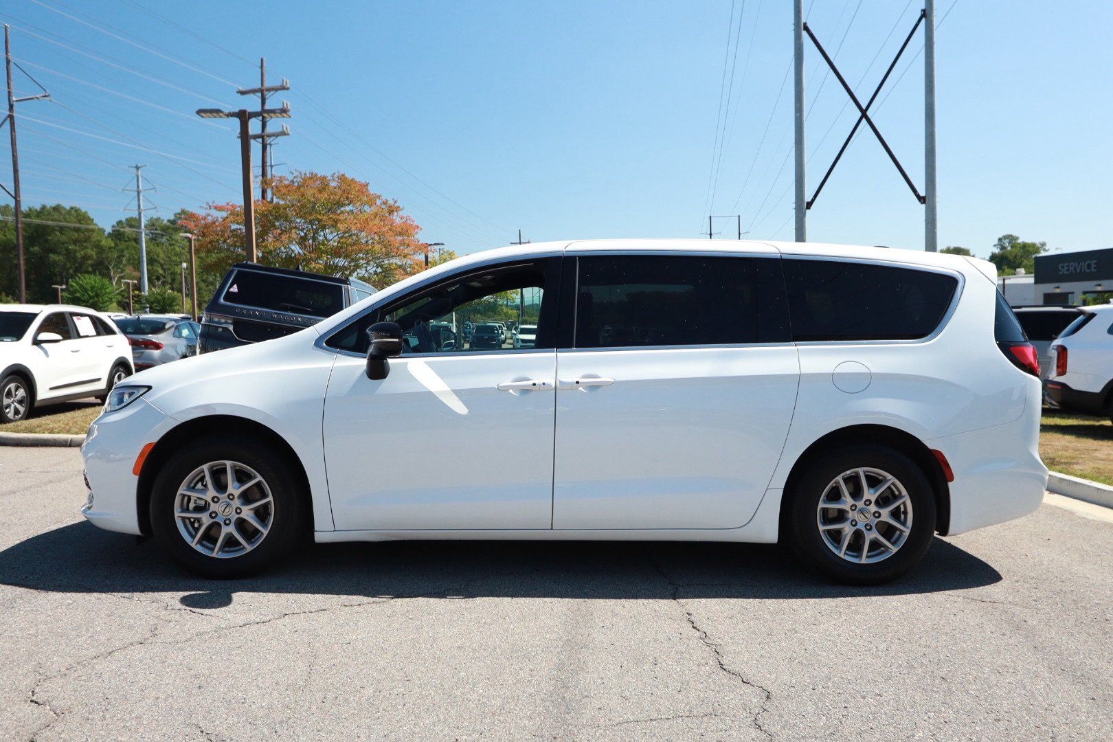 Used 2025 Chrysler Pacifica Select FWD image 2