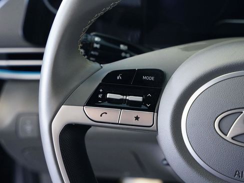 Used 2025 Hyundai Elantra SEL image 19