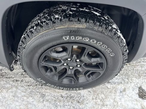 Used 2019 Jeep Cherokee Trailhawk image 36