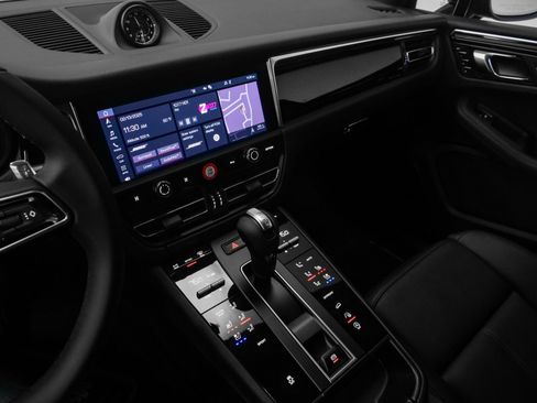 Used 2025 Porsche Macan image 26