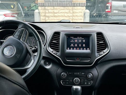 Used 2019 Jeep Cherokee Latitude Plus AWD/4WD image 19