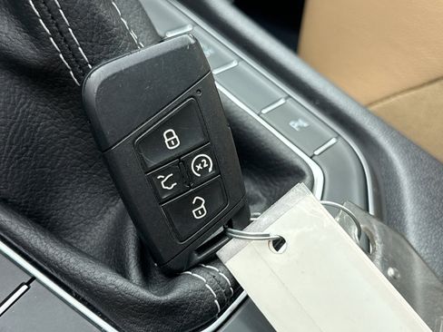 Used 2023 Volkswagen Tiguan SE R-Line image 23