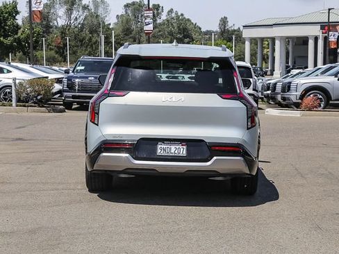 Used 2024 Kia EV9 Land AWD/4WD image 4