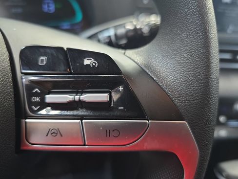 Used 2025 Hyundai Elantra Hybrid FWD image 18