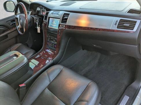 Used 2013 Cadillac Escalade Luxury image 25