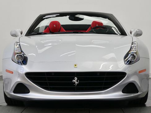 Used 2017 Ferrari California T image 4
