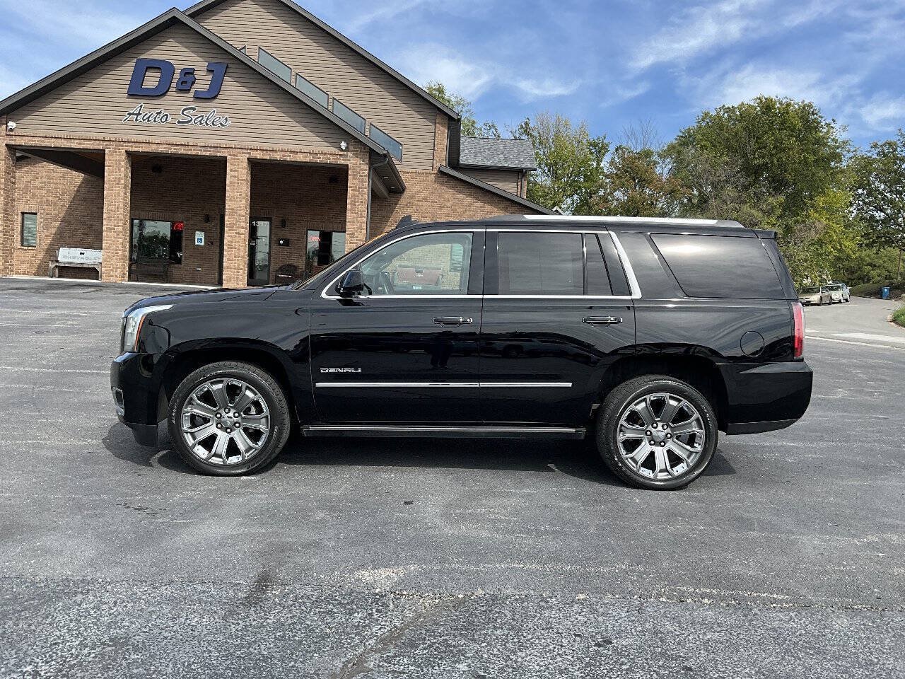 Used 2015 GMC Yukon Denali w/ Premium Package AWD/4WD image 2