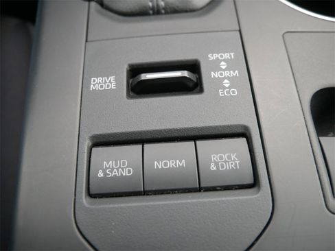 Used 2024 Toyota Highlander LE image 29