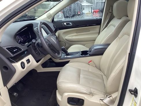 Used 2013 Lincoln MKT FWD image 18