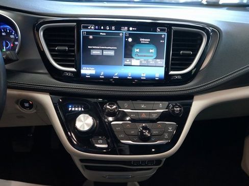 Used 2022 Chrysler Pacifica Touring-L image 7