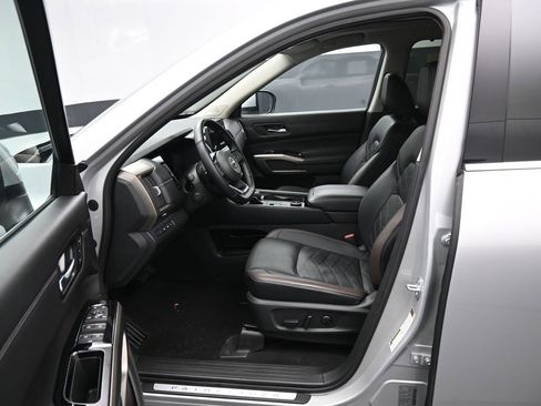 Used 2023 Nissan Pathfinder Platinum image 9