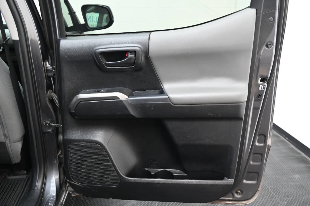 Used 2018 Toyota Tacoma SR5 AWD/4WD image 36
