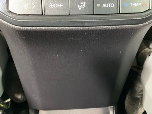 Used 2024 Toyota Highlander XLE image 25